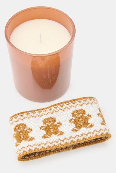 Sinsay - Коледна ароматна свещ с калъф с джинджифилови човечета Gingerbread Cookies - бежово
