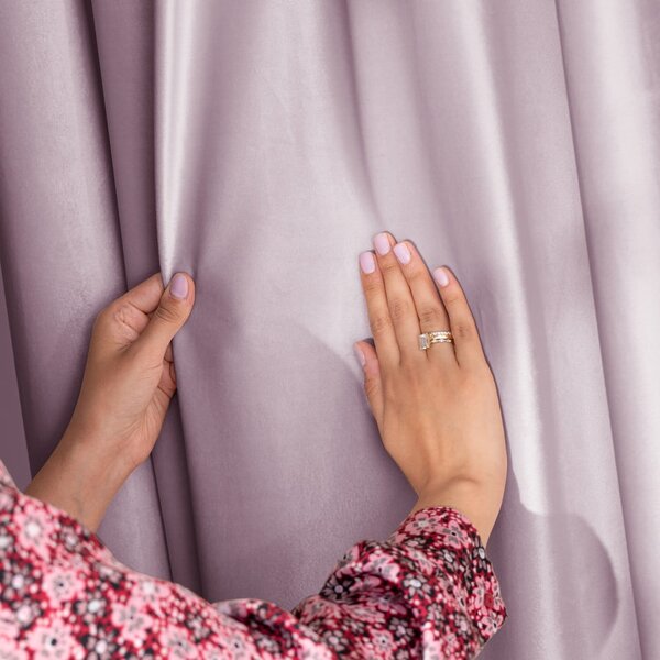 Светлорозово затъмняващо перде 140x245 cm Eyelets – Restilo