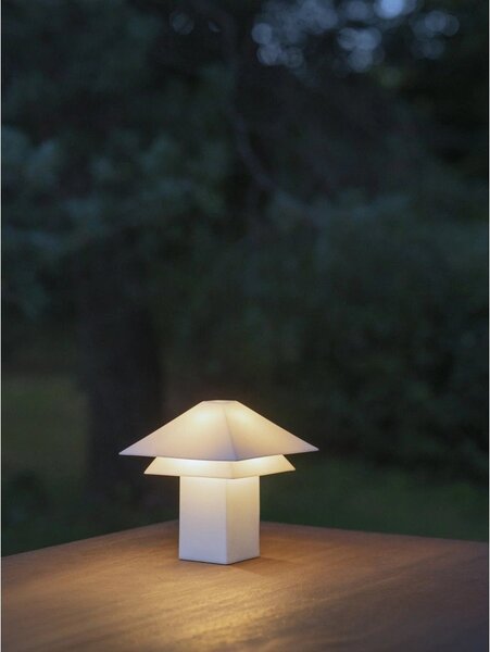 Бяла LED затъмняваща се настолна лампа с метален абажур (височина 33,5 cm) Sanaka – Blomus