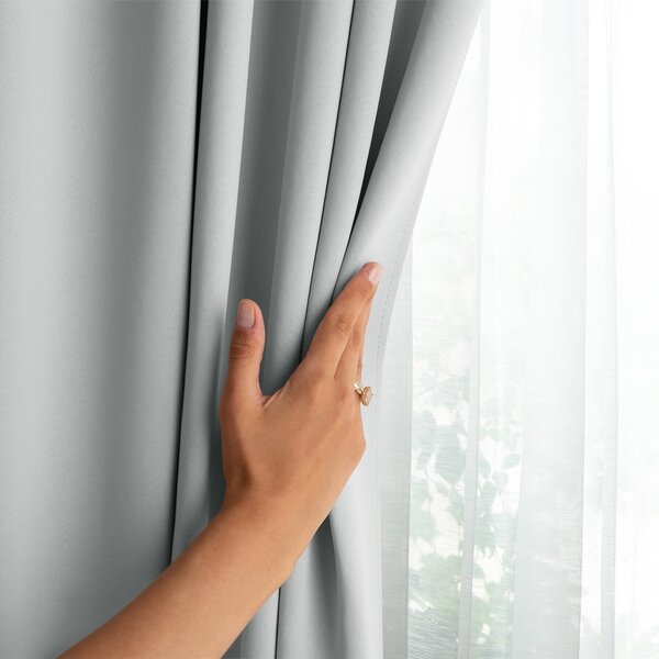 Светлосиво затъмняващо перде 140x175 cm Kierra – Restilo