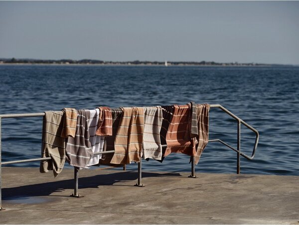 Черна/светлосива памучна хавлиена кърпа 70x140 cm Sauna – Zone