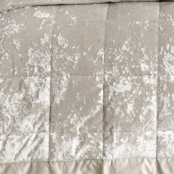 Бежово кадифено ватирано покривало за двойно легло 220x220 cm Crushed - Catherine Lansfield