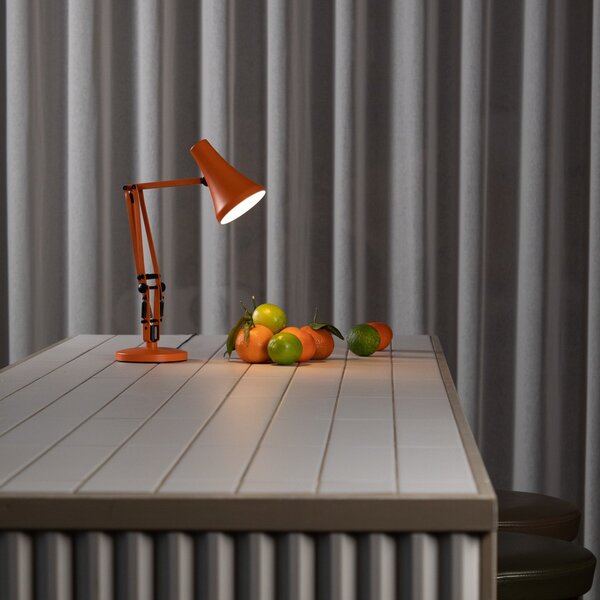 Anglepoise LED настолна лампа 90 MINI VIVID, оранжева, USB, Затъмняване, Оранжев, кабинет / офис, Метал, Индустриален дизайн, Сенник за маса