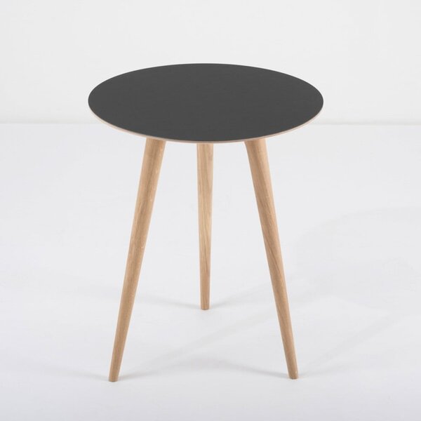 Odkládací stolek z dubového dřeva s černou deskou Gazzda Arp, ⌀ 45 cm