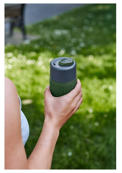 Зелена стъклена чаша за път 340 ml – Black + Blum