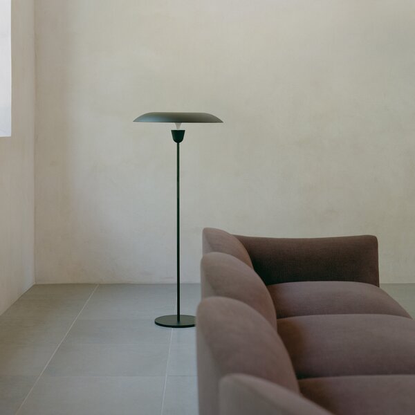New Works NEW WORKS LED стояща лампа Kantarell, черна, с регулиране на яркостта, 127 см, Затъмняване, Черен, Дневна/трапезария, Алуминий, Модерен