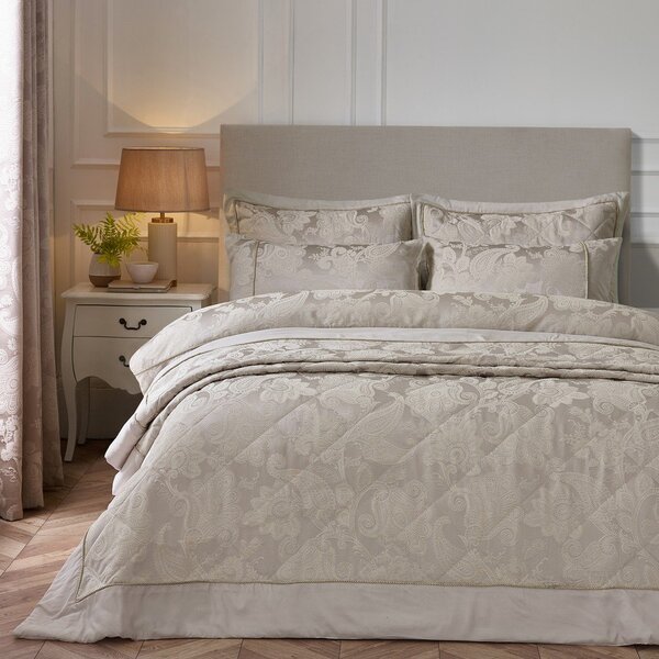 Бежово капитонирано покривало за легло от жакард 240x260 cm Opulent Jacquard – Catherine Lansfield