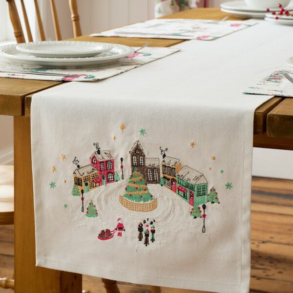 Памучна покривка 33x220 cm Christmas Town – Catherine Lansfield