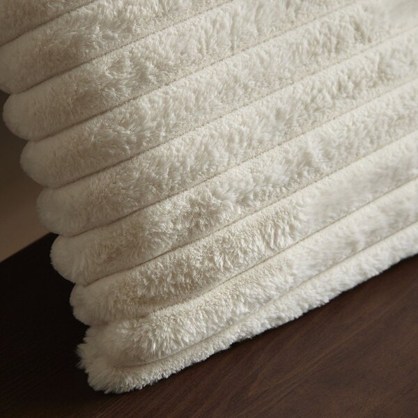 Декоративна възглавница от микроплюш 45x45 cm Cosy Ribbed – Catherine Lansfield