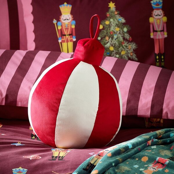 Плюшена декоративна възглавница с коледен мотив 25x30 cm Christmas Bauble – Catherine Lansfield
