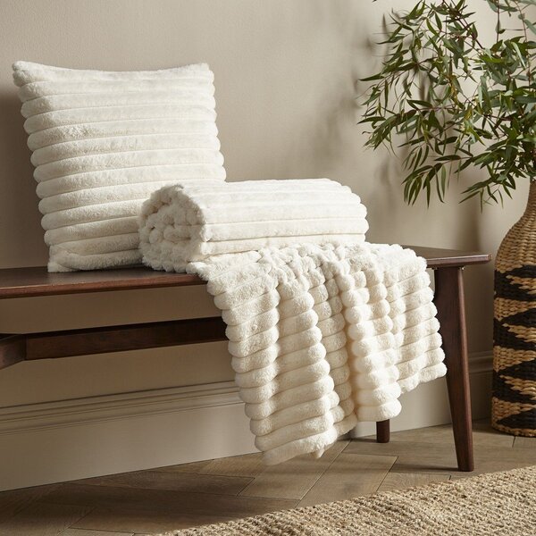 Кремаво одеяло от микроплюш 130x170 cm Cosy Ribbed – Catherine Lansfield