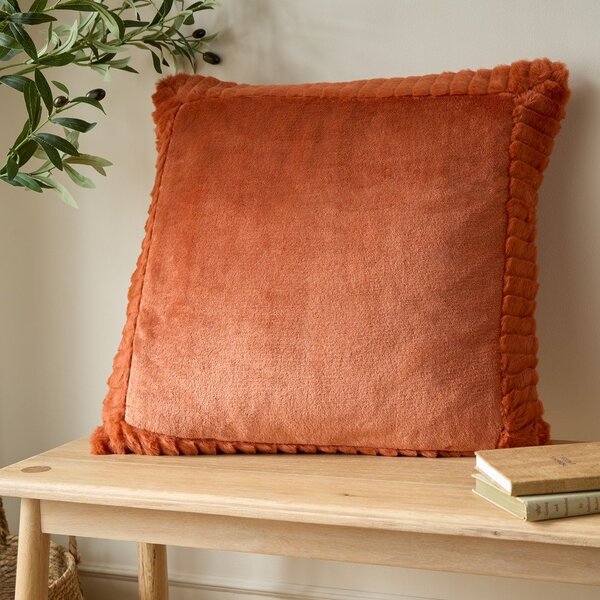 Декоративна възглавница от микроплюш 55x55 cm Velvet and Faux Fur – Catherine Lansfield