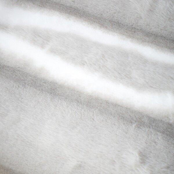 Светлосиво одеяло от изкуствена кожа 130x170 cm Flint – Catherine Lansfield