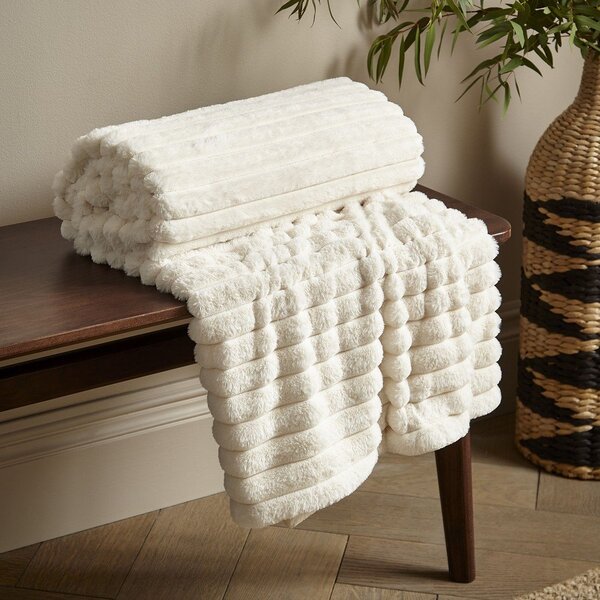 Кремаво одеяло от микроплюш 130x170 cm Cosy Ribbed – Catherine Lansfield