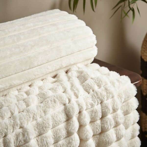 Кремаво одеяло от микроплюш 130x170 cm Cosy Ribbed – Catherine Lansfield