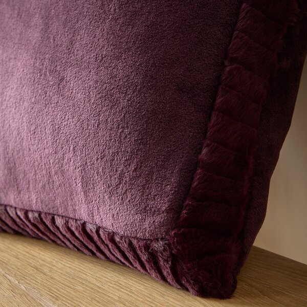 Декоративна възглавница от микроплюш 55x55 cm Velvet and Faux Fur – Catherine Lansfield