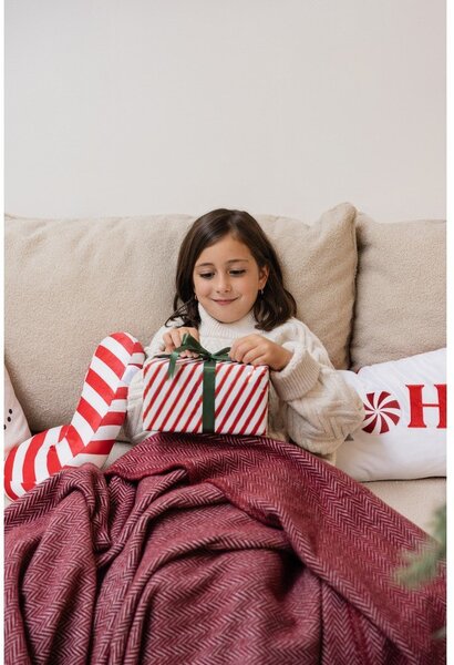 Декоративна възглавница с коледен мотив от флийс 50x30 cm Candy Cane – Catherine Lansfield