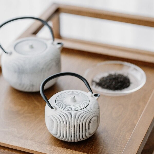 Черно-бял чугунен чайник с цедка 350 ml Sencha – S|P Collection