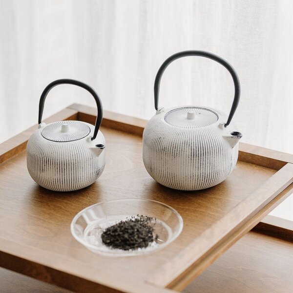 Черно-бял чугунен чайник 700 ml Sencha – S|P Collection