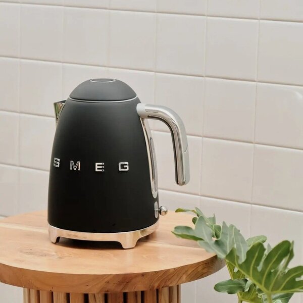 Черен чайник 50's Retro Style - SMEG