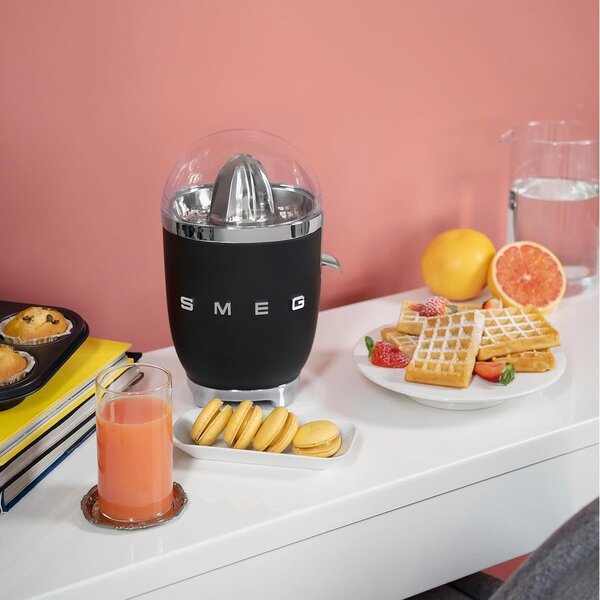 Черна сокоизстисквачка 50's Retro Style – SMEG