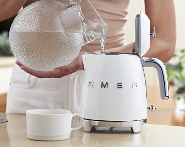 Бяла електрическа кана от неръждаема стомана 800 ml Retro Style – SMEG