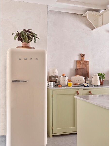 Кремообразен бял чайник 50's Retro Style - SMEG