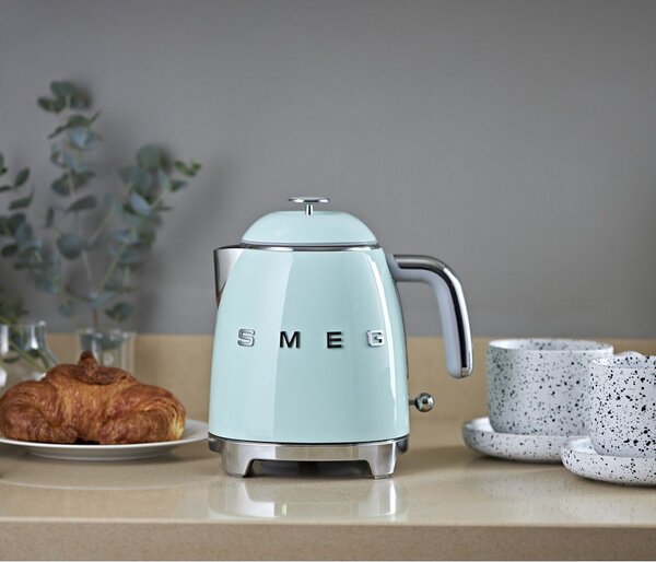 Светлозелена електрическа кана от неръждаема стомана 800 ml Retro Style – SMEG