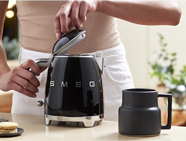 Черна електрическа кана от неръждаема стомана 800 ml Retro Style – SMEG