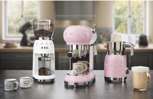 Уред за разпенване на мляко Smeg MFF11PKEU, 500 W, 600 мл, 8 програми, Подвижна кана, Автоматично изключване, Розов
