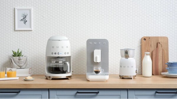 Уред за разпенване на мляко Smeg MFF11WHEU, 500 W, 600 мл, 8 програми, Подвижна кана, Автоматично изключване, Бял