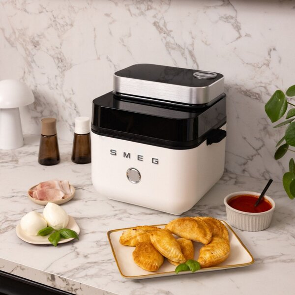 Фритюрник с горещ въздух Smeg Collezione AFC01WHMAU, 1450W, 7.3 л, 40-200°C, 7 програми, Двоен режим, Сензорно управление, Таймер, LED, Бял