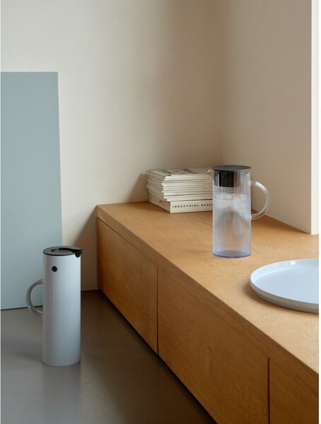 Сива пластмасова термо кана 1 l EM77 – Stelton