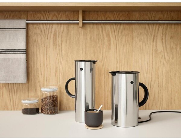 Пластмасова електрическа кана в сребрист цвят 1,5 l EM77 – Stelton
