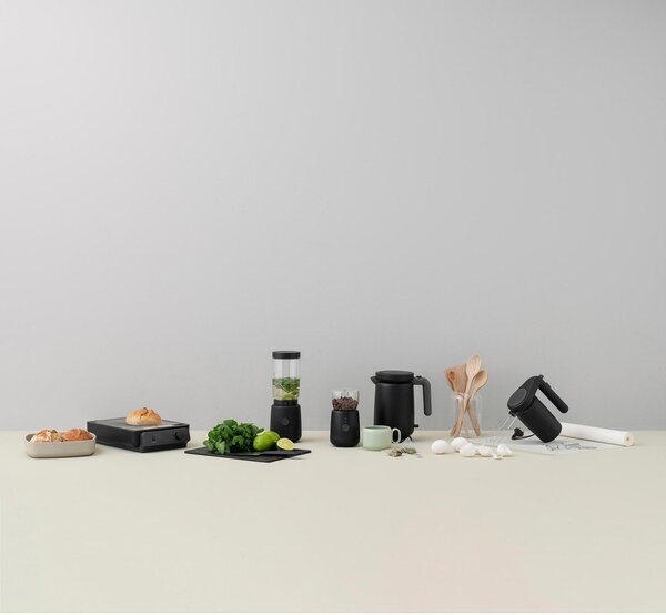 Черна пластмасова електрическа кана 1 l Foodie – RIG-TIG