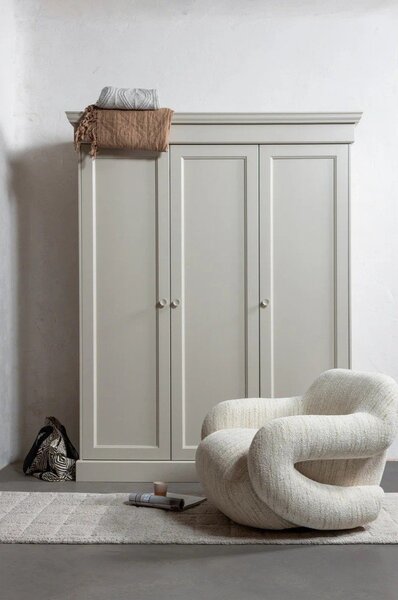 Сиво-бежов гардероб от масивен бор 171x212x63 cm Olivia – WOOOD