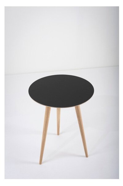 Odkládací stolek z dubového dřeva s černou deskou Gazzda Arp, ⌀ 45 cm