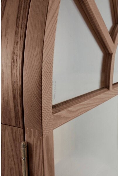 Витрина от декор от орех в тъмно естествен цвят 90x195x40 cm Sandor – Jotex