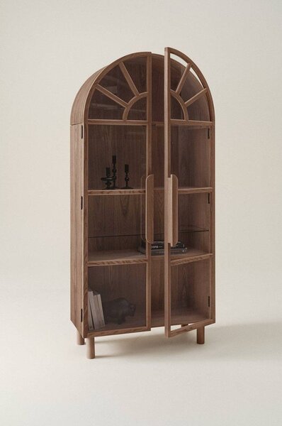 Витрина от декор от орех в тъмно естествен цвят 90x195x40 cm Sandor – Jotex
