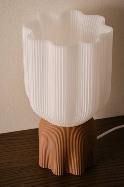 Бяла/кафява пластмасова настолна лампа (височина 27 cm) Camier – Jotex