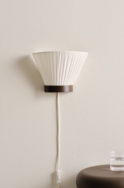 Бяла/кафява текстилна стенна лампа за контакт Alvar – Jotex