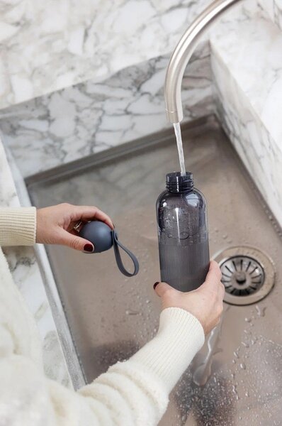 Тъмносива бутилка за пътуване бутилка от рециклирана пластмаса 600 ml Ture – Sagaform