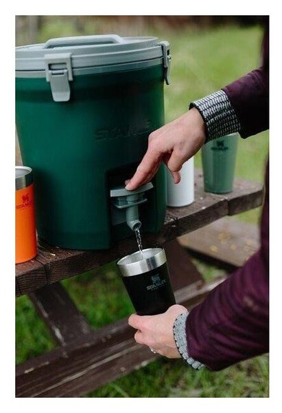Съд за напитки 7,5 l Fast-Flow Water Jug Black 2.0 – Stanley