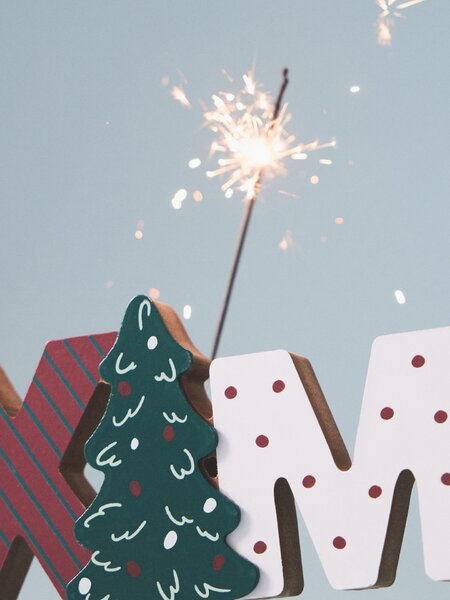 Sinsay - Стояща коледна декорация във формата на надпис Xmas с мотив на коледна елха - многоцветен