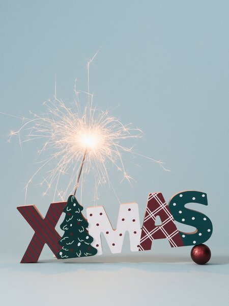 Sinsay - Стояща коледна декорация във формата на надпис Xmas с мотив на коледна елха - многоцветен