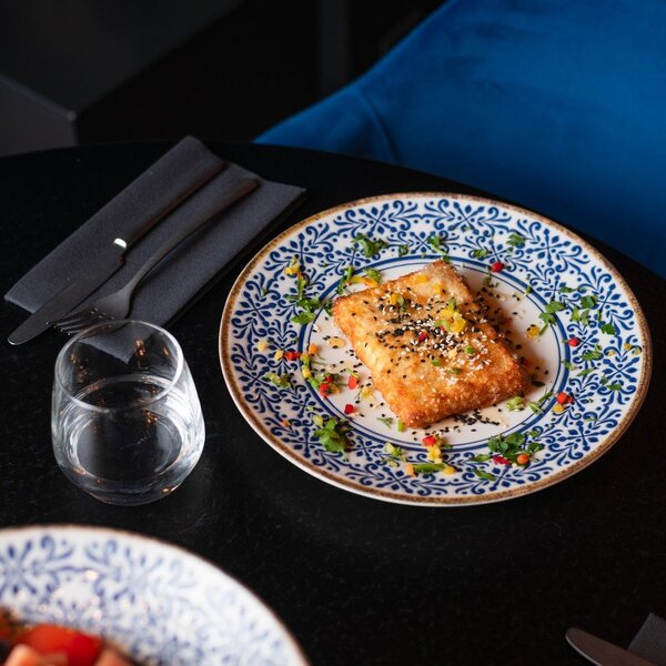 Бяла/синя порцеланова чиния ø 27 cm Azul – BonBistro