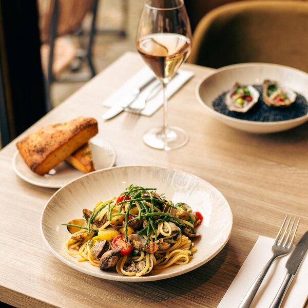 Светлосива супена порцеланова чиния ø 25,5 cm Nuance – BonBistro