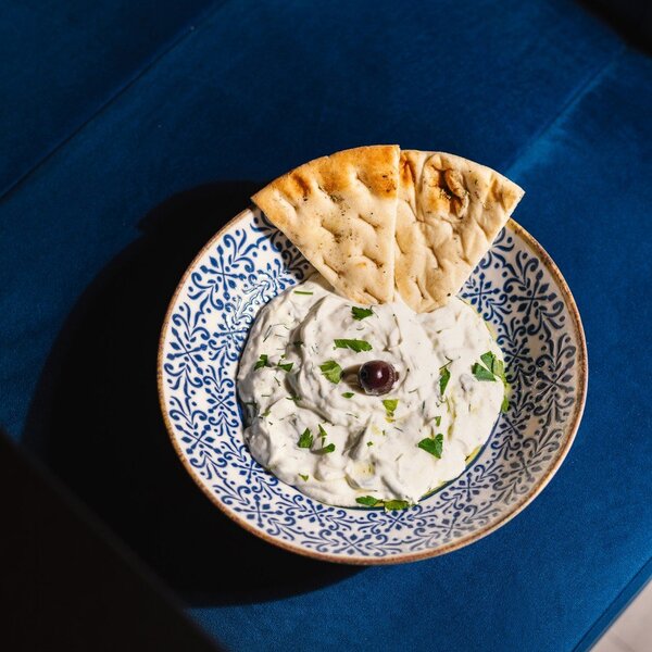 Бяла/синя порцеланова купичка за супа 1 l Azul – BonBistro