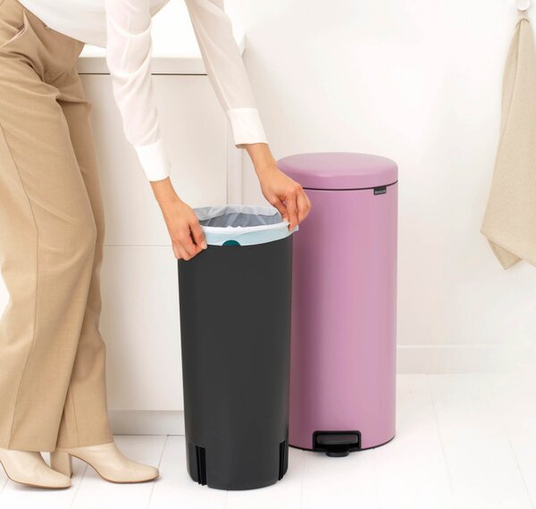 Кош за боклук с педал Brabantia NewIcon 1010443, 30 л, Плавно затваряне, Противоплъзгаща основа, Розов