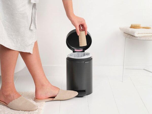 Кош за боклук с педал Brabantia NewIcon 1008834, 3 л, Плавно затваряне, Противоплъзгаща основа, Тъмносив